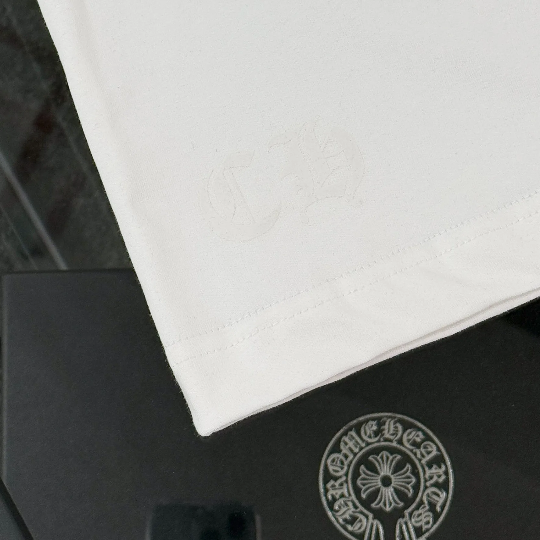 P180 Chrome Hearts Chrome Hearts 25 high-end versions. The fabric is made of 300 grams of high-density pure cotton. It does not deform or shrink. It has three labels. It is the same style for men and women. Technology: suede foaming + digital printing. Color: white, black. SIZE: S-XL.